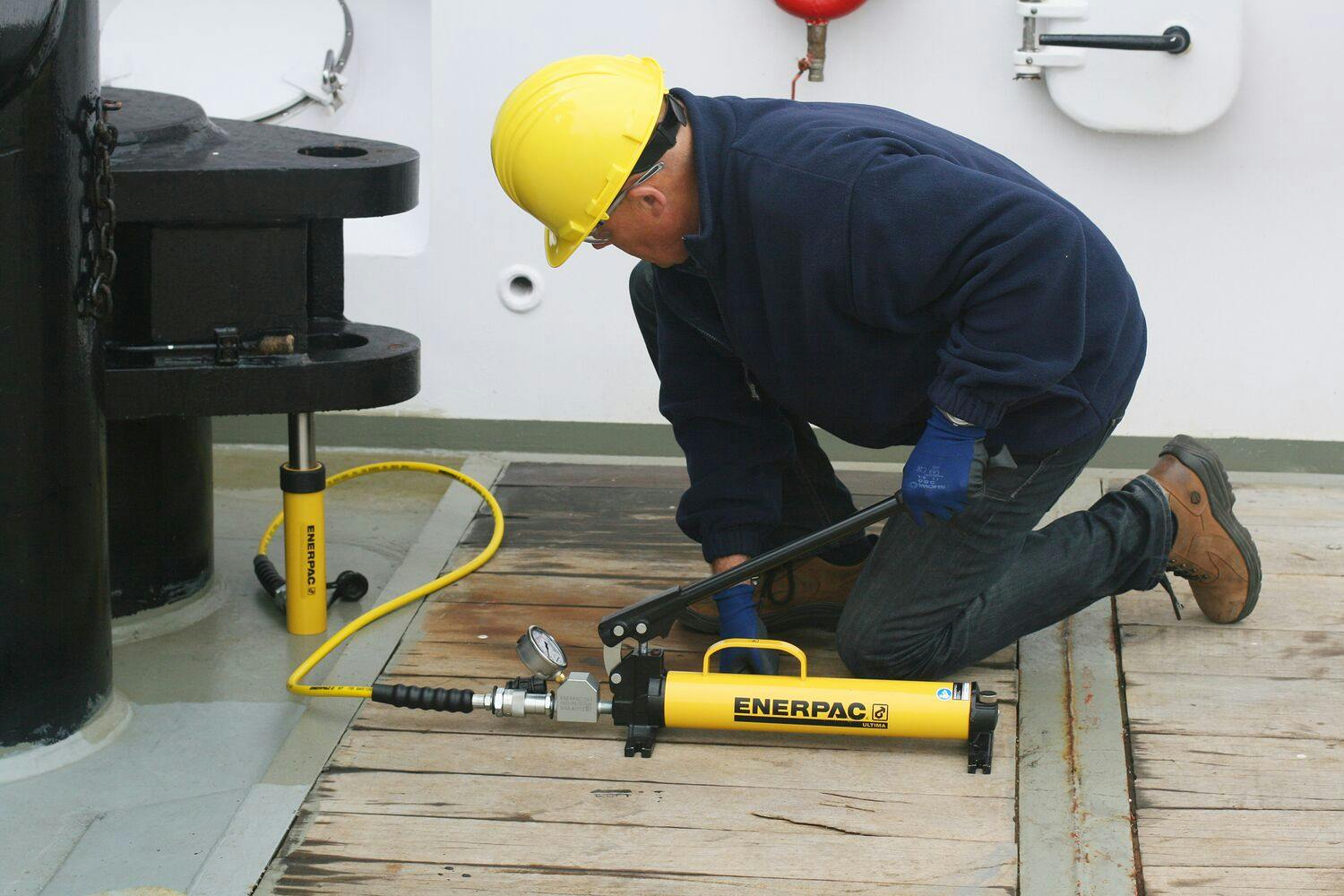 Enerpac Hydraulisk pumpe med manometer og sylinder. Løfter utstyr ombord på en båt.